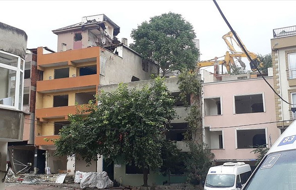 Kağıthane'deki riskli binaların yıkımına devam ediliyor