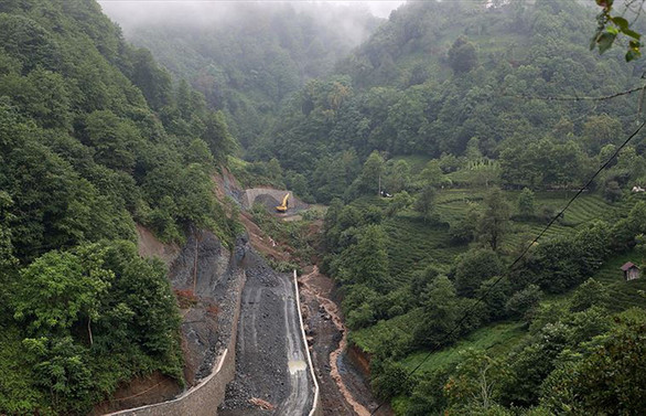 Rize'de heyelan nedeniyle yol trafiğe kapatıldı