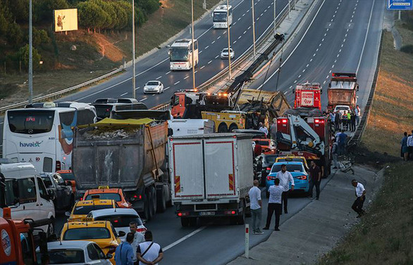 İstanbul Havalimanı yolu kaza sonucu trafiğe kapatıldı