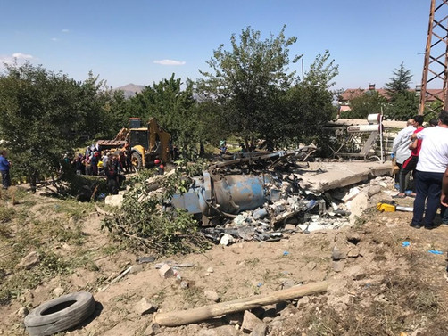 Kanal açma aracı evin üzerine devrildi: 4 ölü, bir yaralı