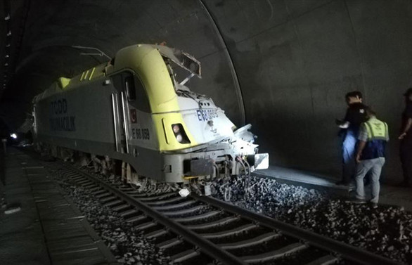 Bilecik'te kılavuz tren tünelde raydan çıktı: 2 ölü