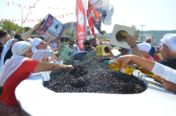 Dev zeytin tabağı rekorlar kitabına girdi
