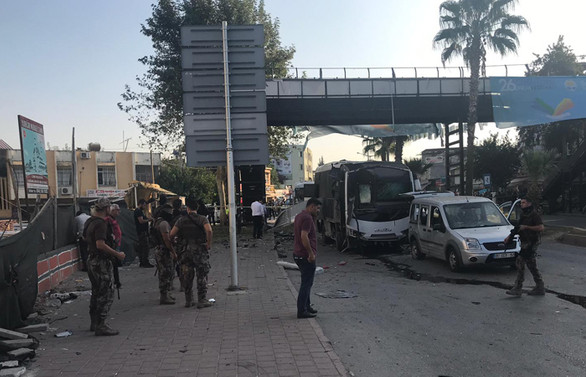 Adana'da çevik kuvvet aracına bombalı saldırı: 1'i polis, 5 yaralı
