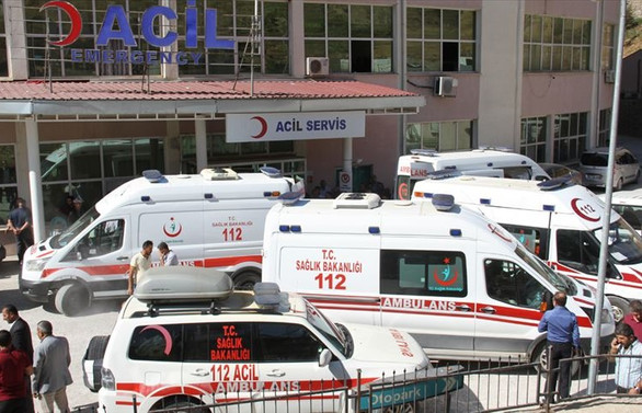 Hakkari'de öğrenci servisi şarampole devrildi: 2 ölü, 5 yaralı