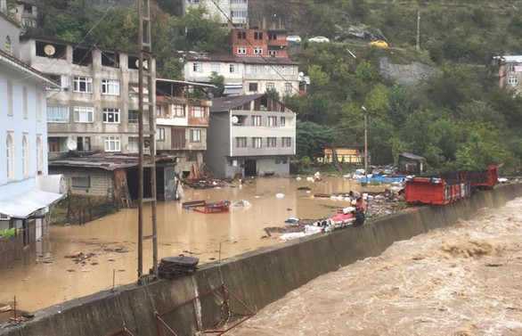 Artvin'de dereler taştı, yollar kapandı