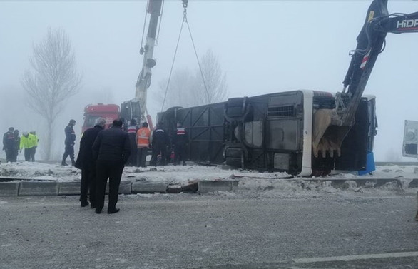 Isparta'da yolcu otobüsü devrildi: 29 yaralı