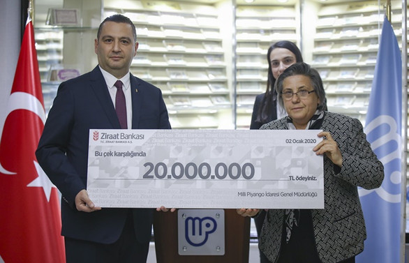 Yılbaşı çekilişinin iki talihlisi ikramiyelerini aldı