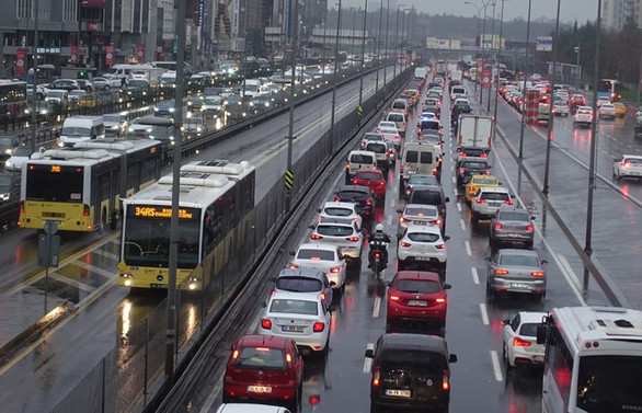 İstanbul'da fırtına ve yağış etkisini sürdürüyor