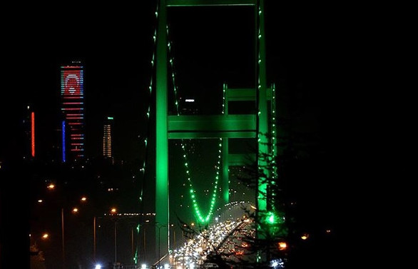 İstanbul'un köprüleri 'serebral palsi' için yeşile büründü