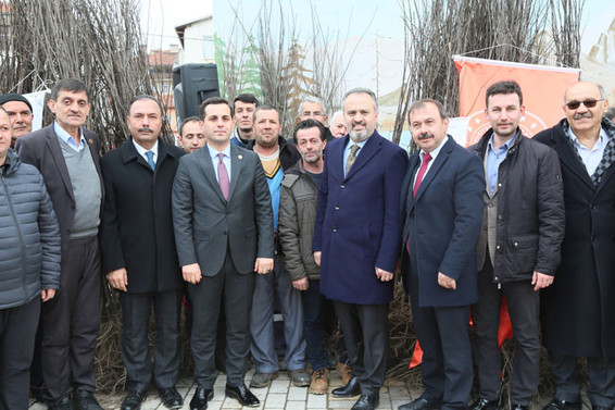 Harmancık’ta ayva fidanı dağıtıldı