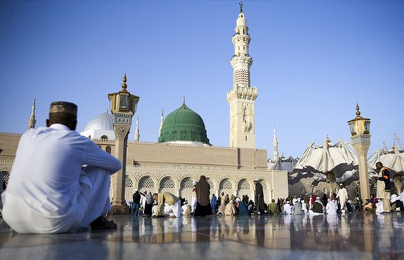 Suudi Arabistan Kovid-19 nedeniyle umre ziyaretlerini askıya aldı