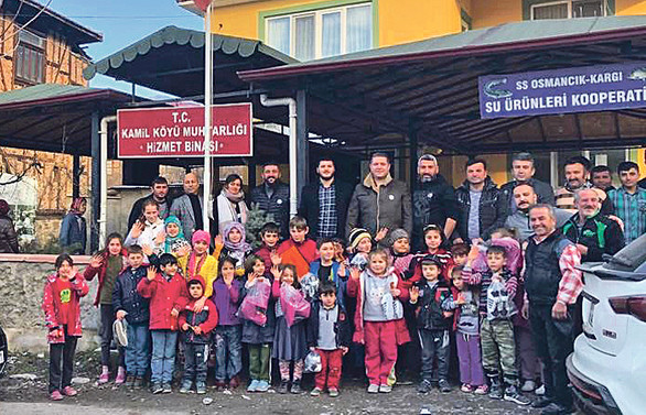İhtiyaç sahibi köy çocuklarına 300 çift bot ve mont yardımı