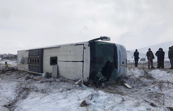Kayseri'de tur otobüsü devrildi: 43 yaralı