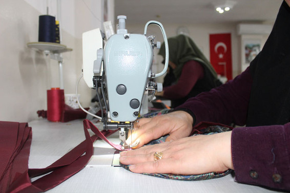 Kadınlar bez poşet üretimine başladı