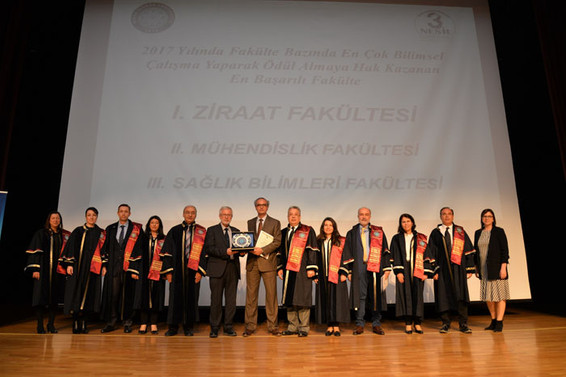 Başarılı akademisyenler ödüllendirildi