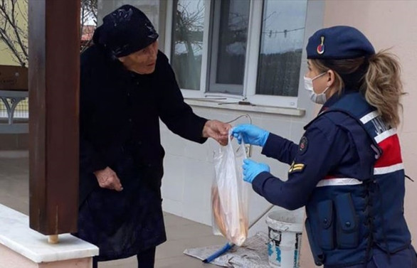 Sosyal mesafe koronavirüse karşı alınacak en kritik önlemlerden