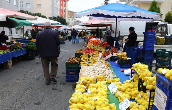 Pazarlarda sadece gıda ve temizlik ürünlerinin satışı yapılıyor