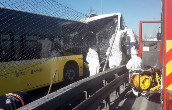 İstanbul'da iki metrobüs çarpıştı: 4 yaralı