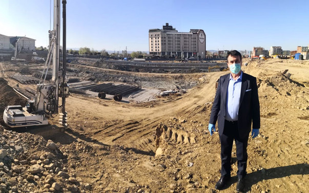 Osmangazi Meydanı’nda çalışmalar tedbirler eşliğinde sürüyor