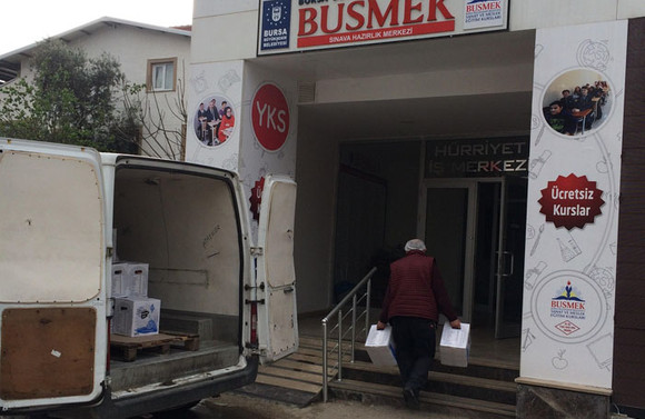 İlk etapta 100 erzak paketi ihtiyaç sahiplerine ulaştırıldı
