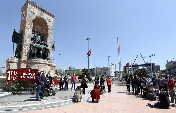 Sendikalar, 1 Mayıs dolayısıyla Taksim Cumhuriyet Anıtı'na çelenk bıraktı