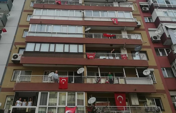 Türkiye balkonlardan İstiklal Marşı'nı okudu