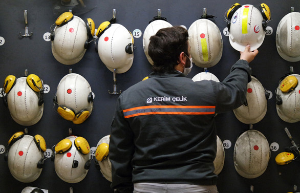 Fabrikada sosyal mesafe ihlaline karşı alarmlı baret