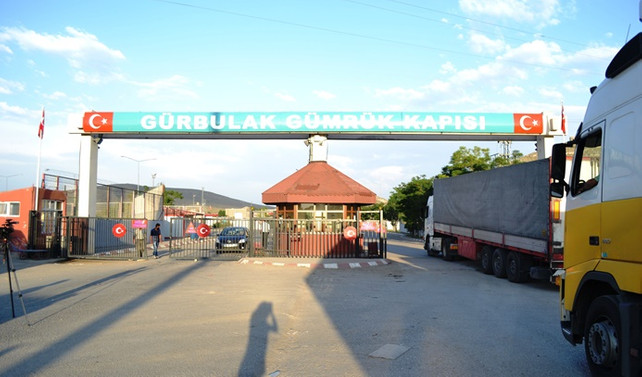 Gürbulak'ra bekleyen tırların Türkiye'ye giriş işlemleri başladı