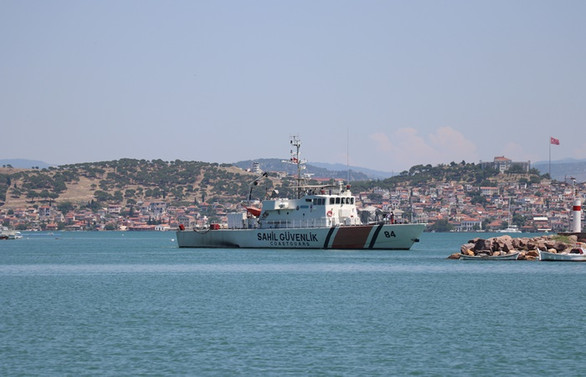 Ayvalık açıklarında mülteci botu battı