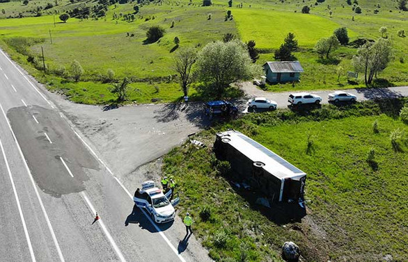 Erzincan'da yolcu otobüsü devrildi: 19 yaralı