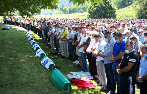 Srebrenitsa Soykırımı'nın 9 kurbanı daha toprağa verildi