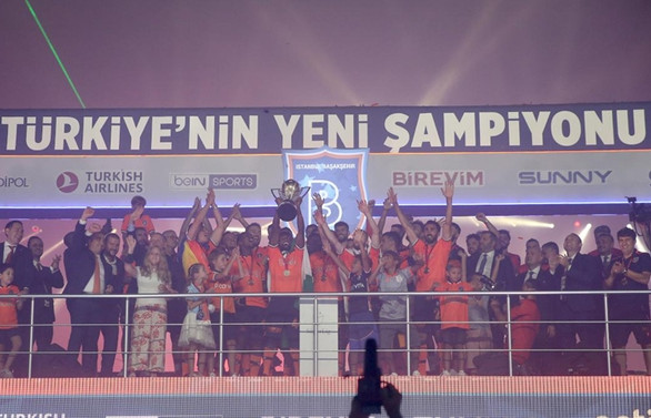 Medipol Başakşehir şampiyonluk kupasını kaldırdı