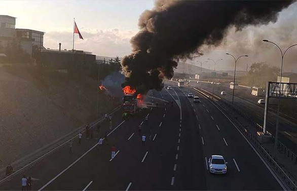 Kocaeli'de seyir halindeki yolcu otobüsü yandı
