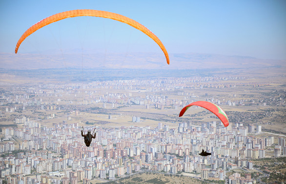 Ali Dağı’nda yamaç paraşütü heyecanı