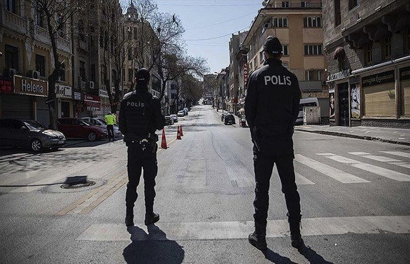 Hafta sonu sokağa çıkma yasağı var mı?