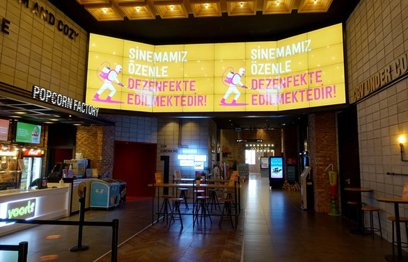 Sinema salonları yeniden misafirlerini ağırlamaya başladı