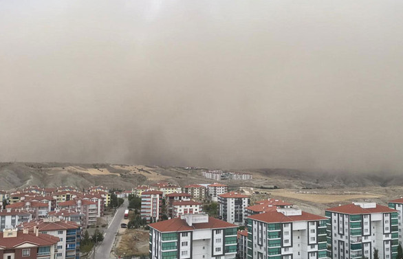 Ankara'da kum fırtınası yaşandı