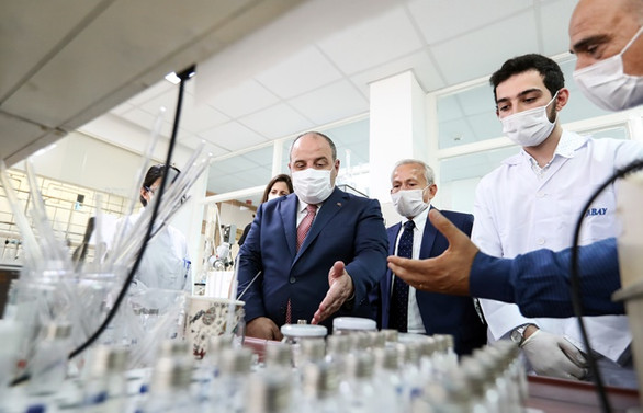 Bakan Varank COVID-19 tedavisinde kullanılan ilacı üreten fabrikayı ziyaret etti