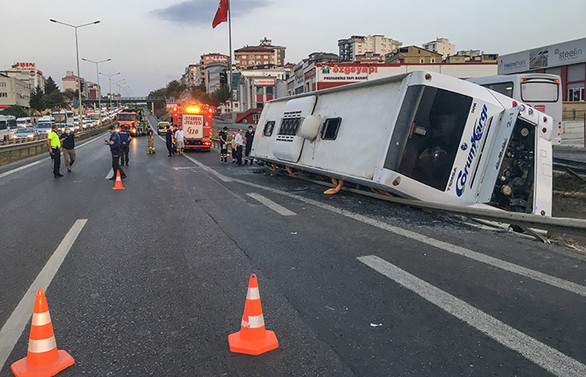 İstanbul'da yolcu otobüsü devrildi: 9 yaralı