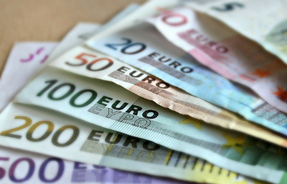 Euro rekor tazeledi; dolar rekoru test etti