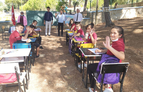 Manavgat'ta Hababam gibi dersleri açık havada yapıyorlar