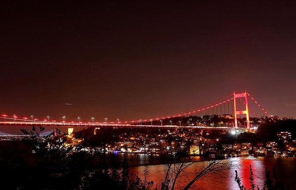İstanbul'da köprüler DMD hastalığı için aydınlatıldı