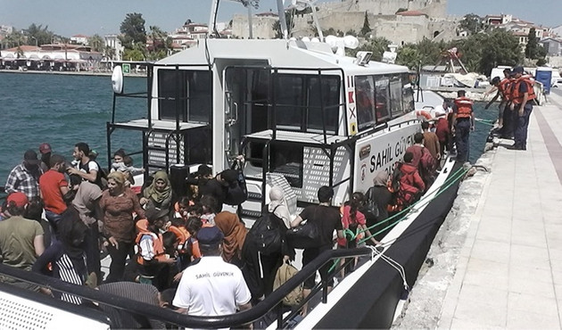 Çeşme'de 56 göçmen yakalandı