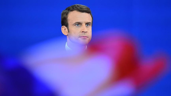 Fransa'da 'Macron'un portresindeki değişiklik' tartışmaları