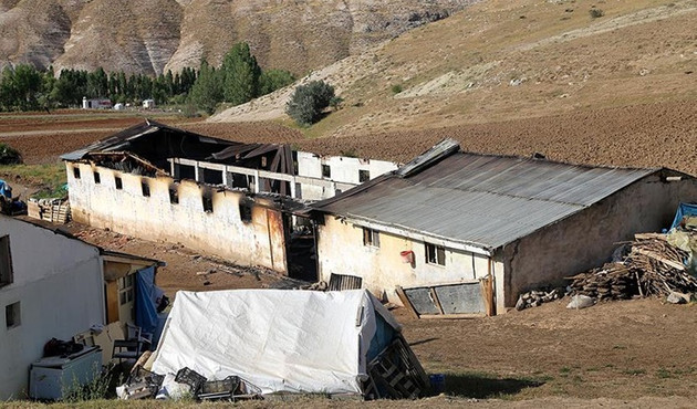 Sivas'ta 83 koyun yanarak telef oldu