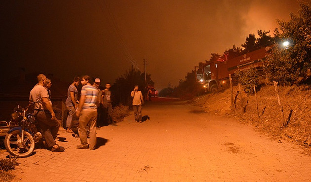 İzmir'de yangından dolayı 2 köy boşaltıldı