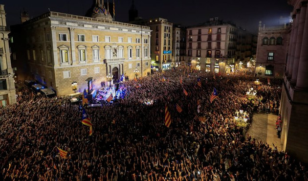 Katalanlar kutlamalar için sokakta
