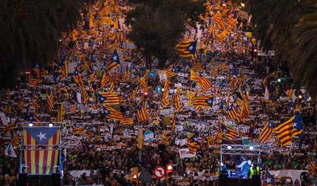 Barselona'da yüz binler sokağa çıktı