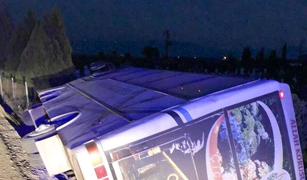 İzmir'de minibüs devrildi: 11 yaralı