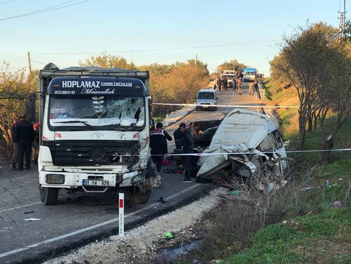 Minibüs kamyonla çarpıştı: 11 ölü